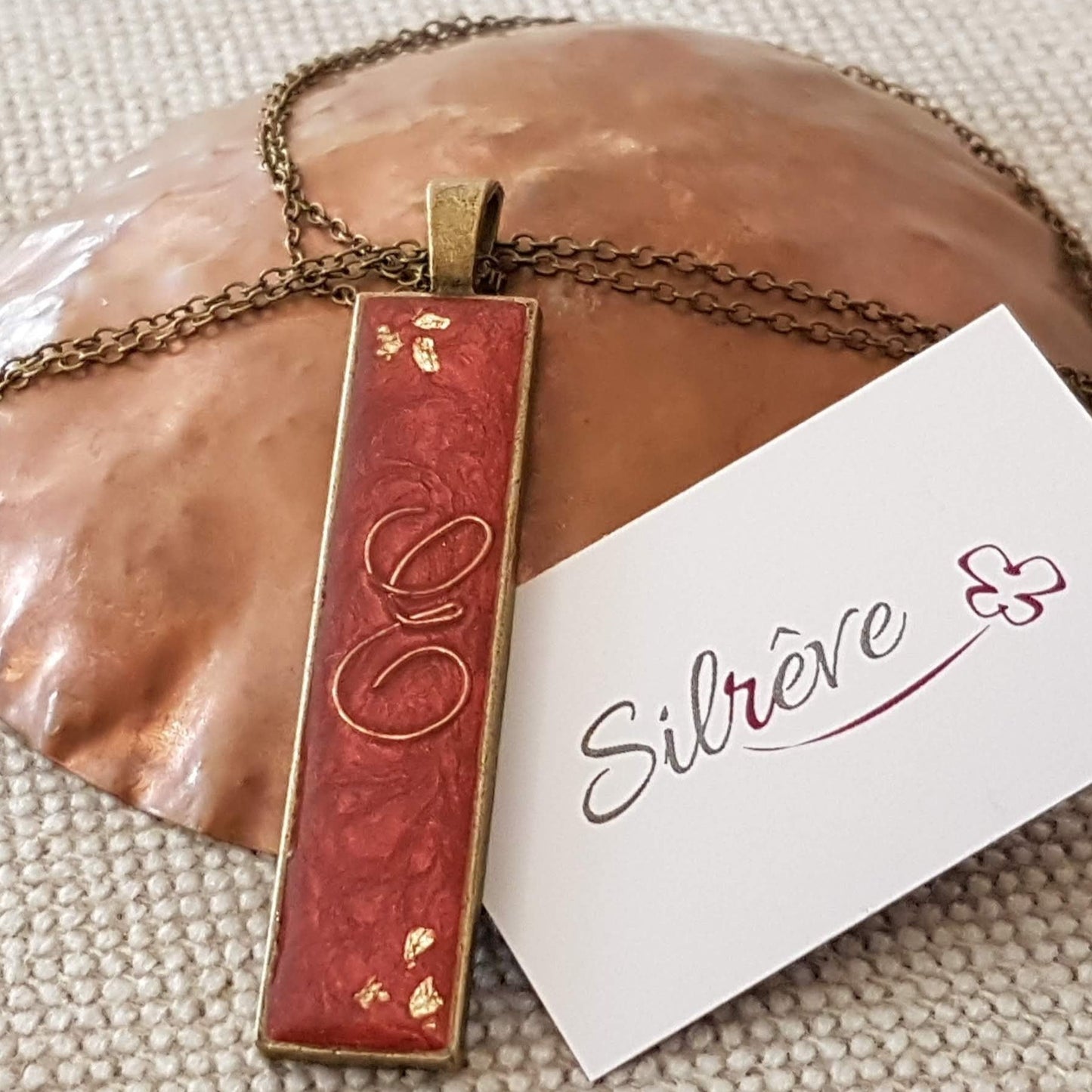 Collana in bronzo con ciondolo rettangolare dipinto e vetrificato a mano.