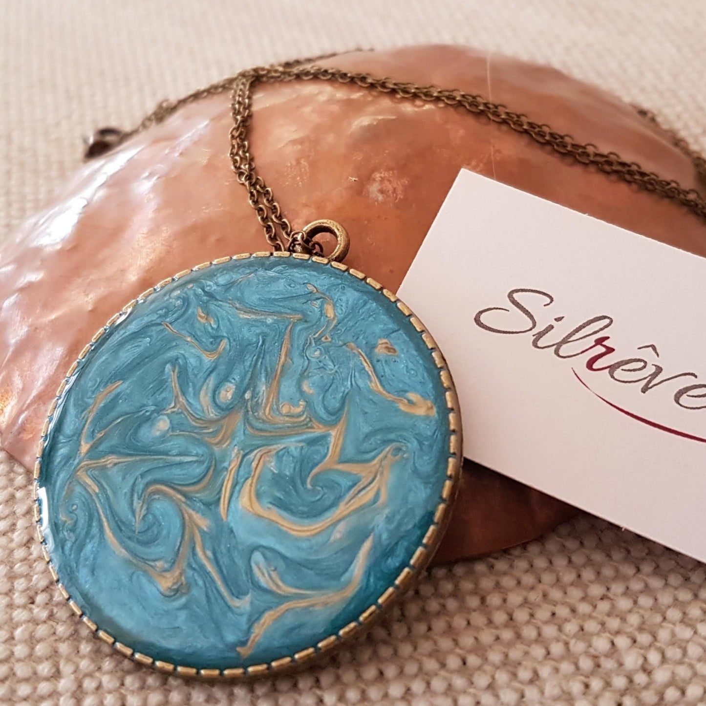 Collana in bronzo con ciondolo tondo dipinto e vetrificato a mano.