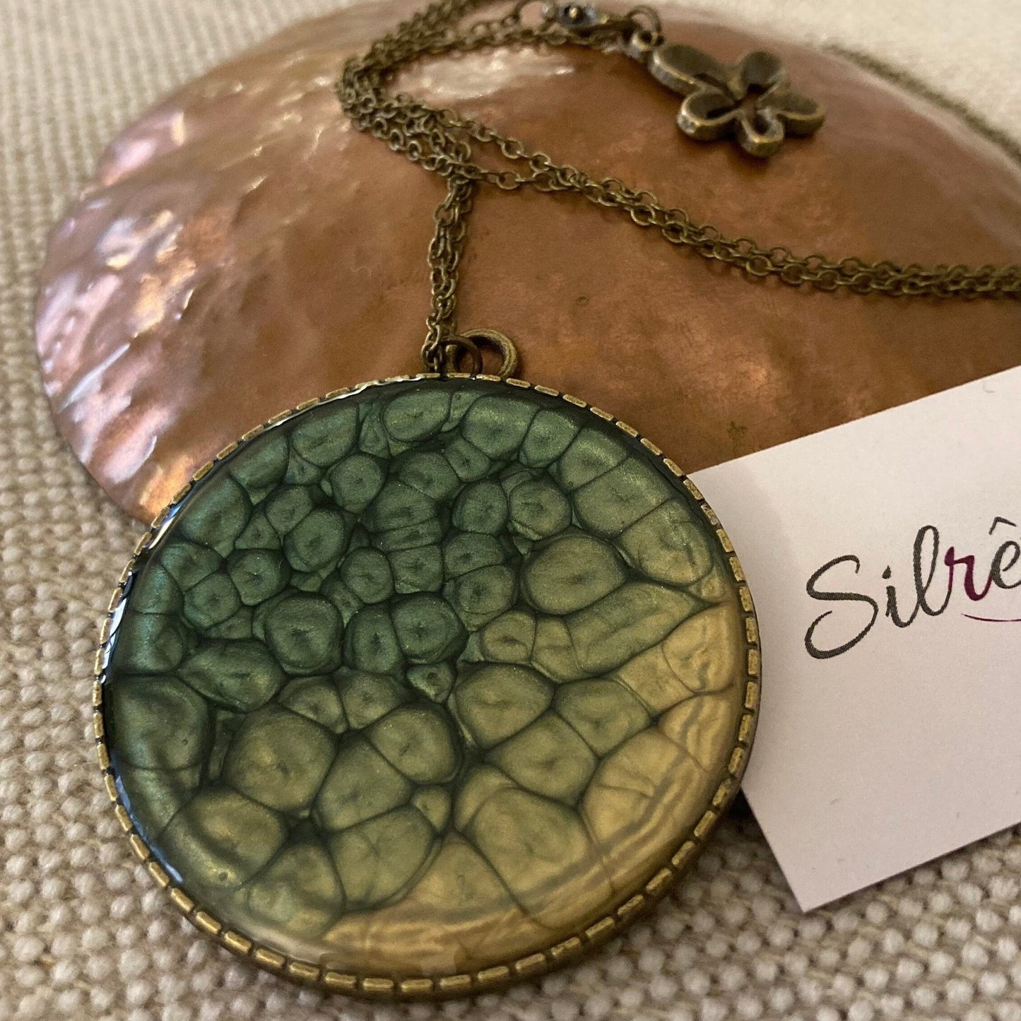 Collana in bronzo con ciondolo tondo dipinto e vetrificato a mano.