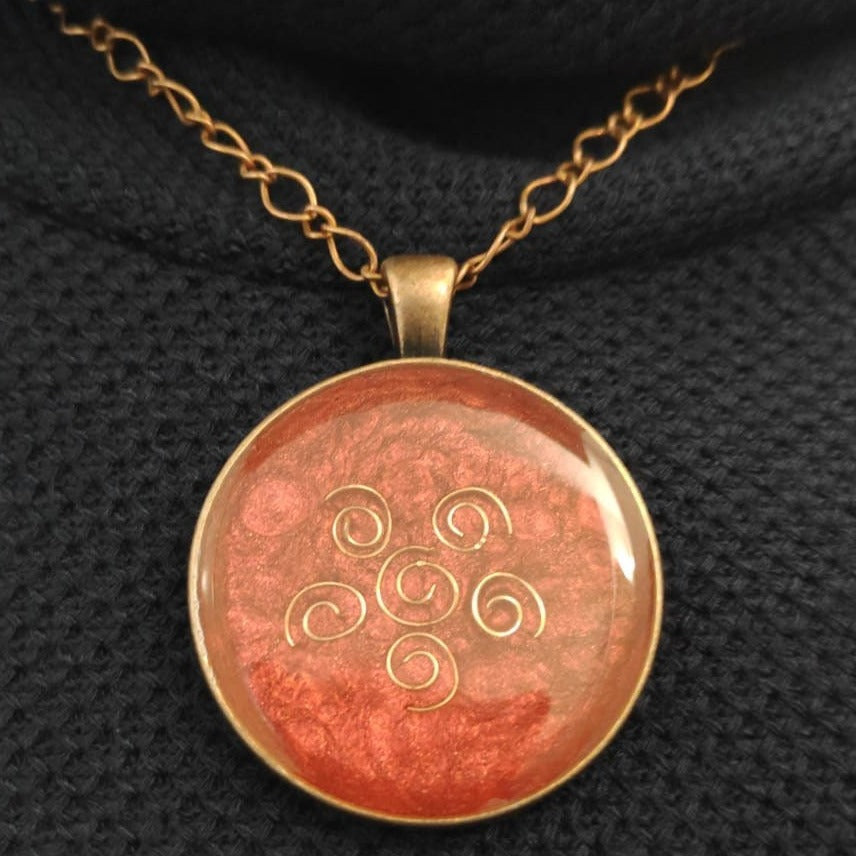 Collana in rame con ciondolo tondo, dipinto e vetrificato a mano.