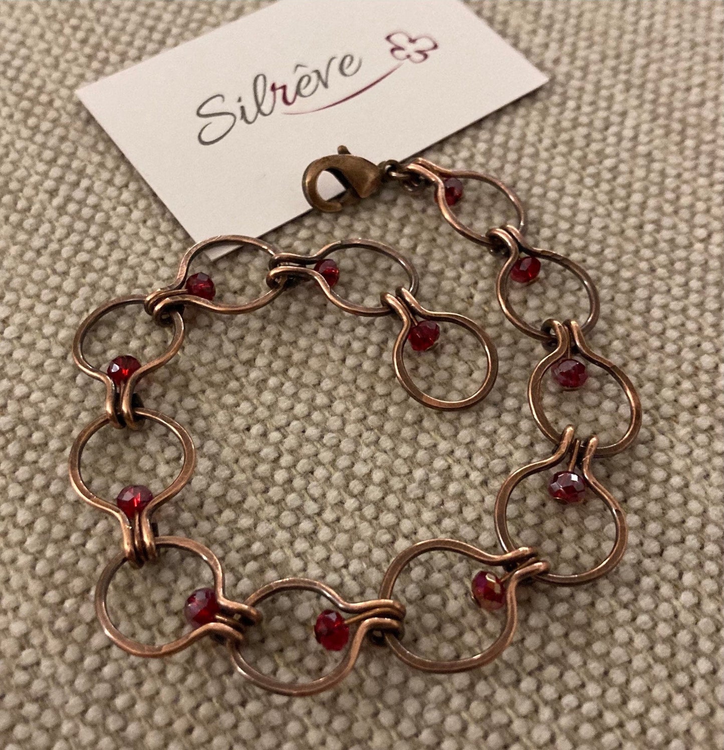 Braccialetto a catenella in rame martellato, anticato e impreziosito con piccoli cristalli. Maglie da 1,0 cm
