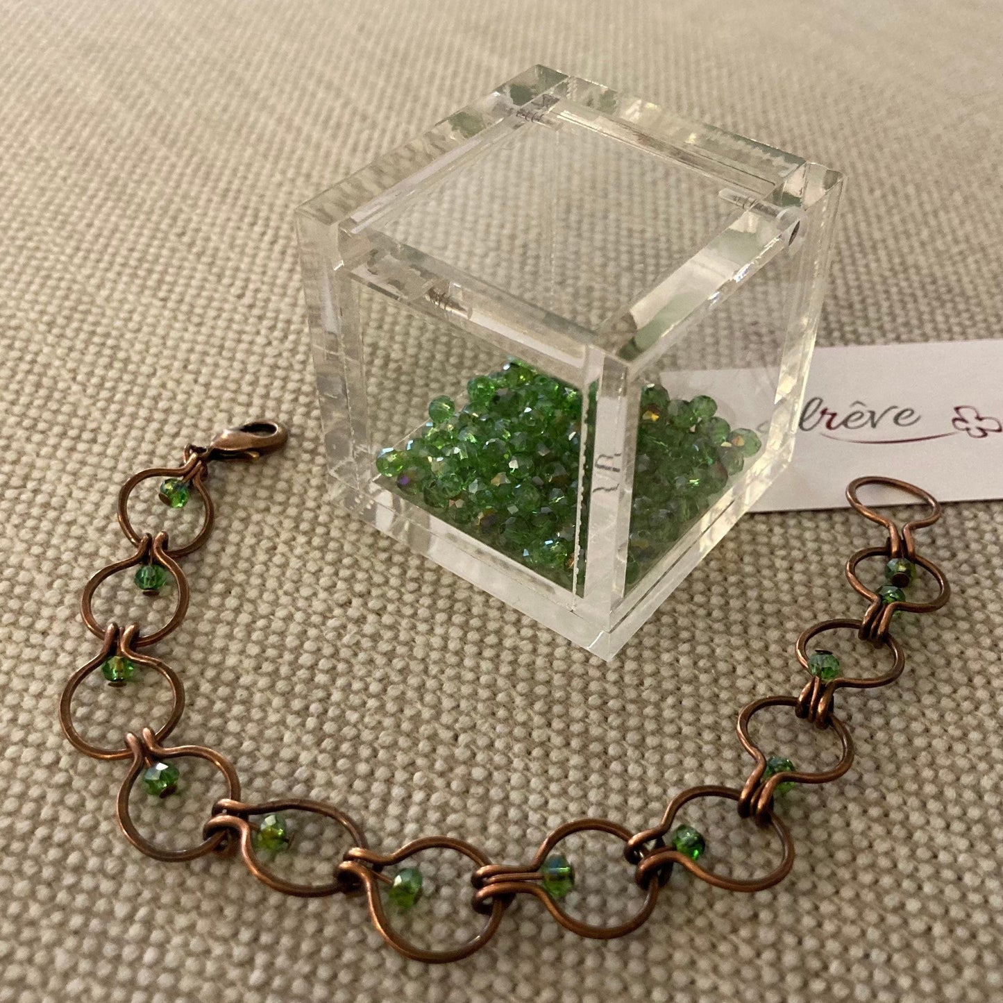 Braccialetto a catenella in rame martellato, anticato e impreziosito con piccoli cristalli. Maglie da 1,0 cm