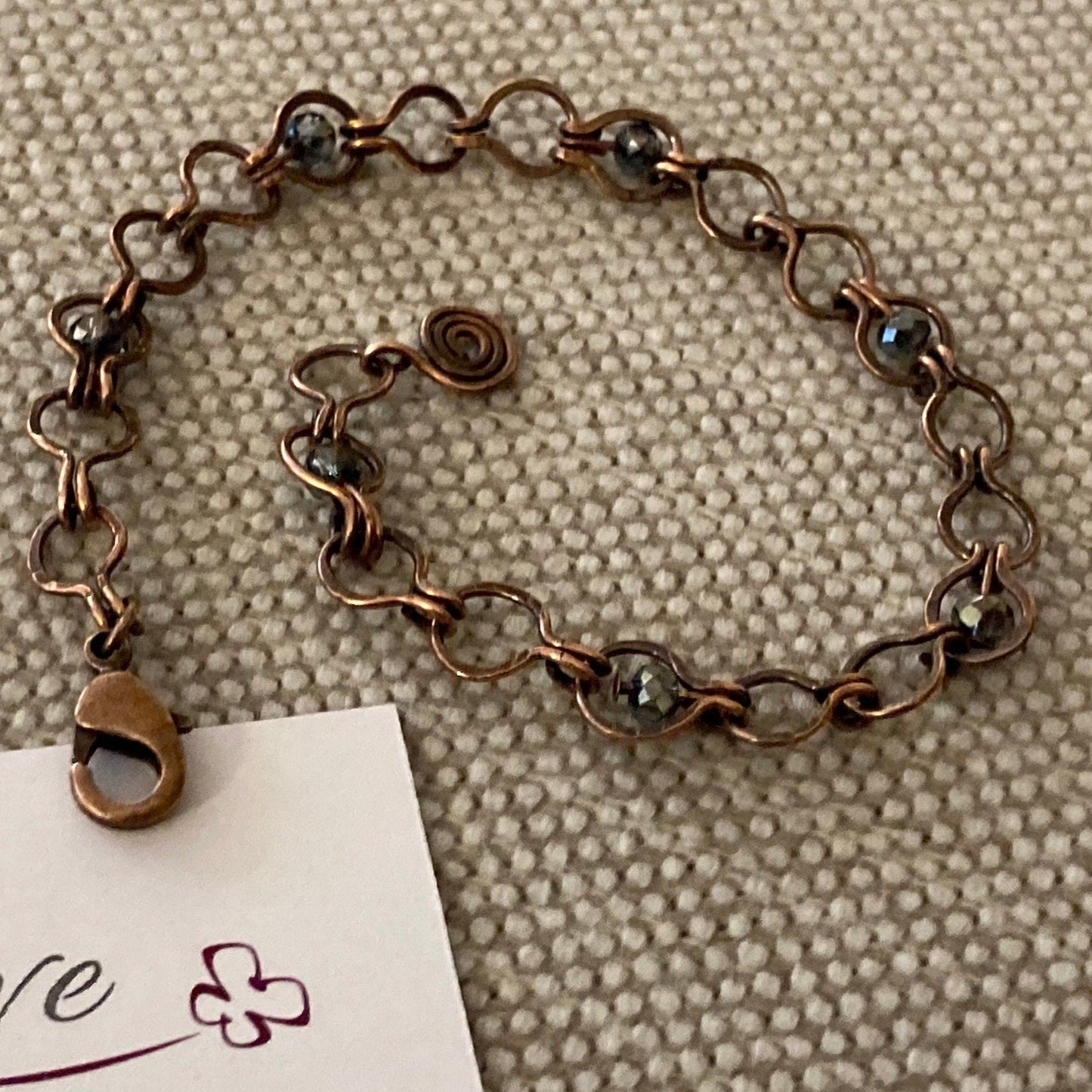 Braccialetto a catenella in rame martellato, anticato e impreziosito con piccoli cristalli; maglie 0,5 cm