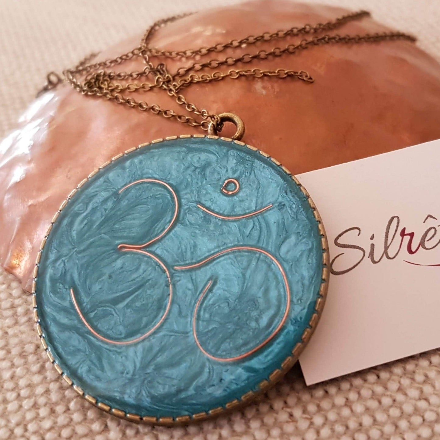 Collana in bronzo con ciondolo tondo dipinto e vetrificato a mano.