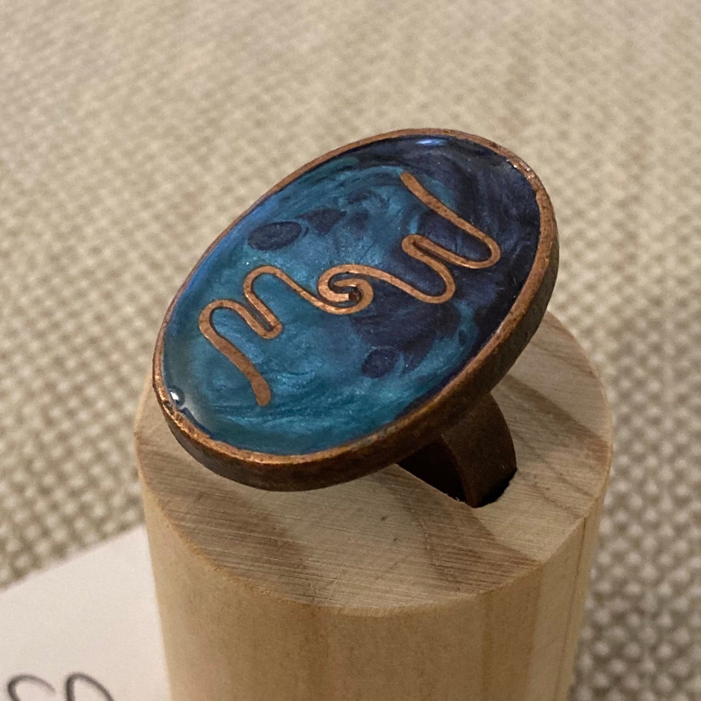 Anello ovale in rame da personalizzare; dipinto e vetrificato a mano. Struttura ovale in rame regolabile.