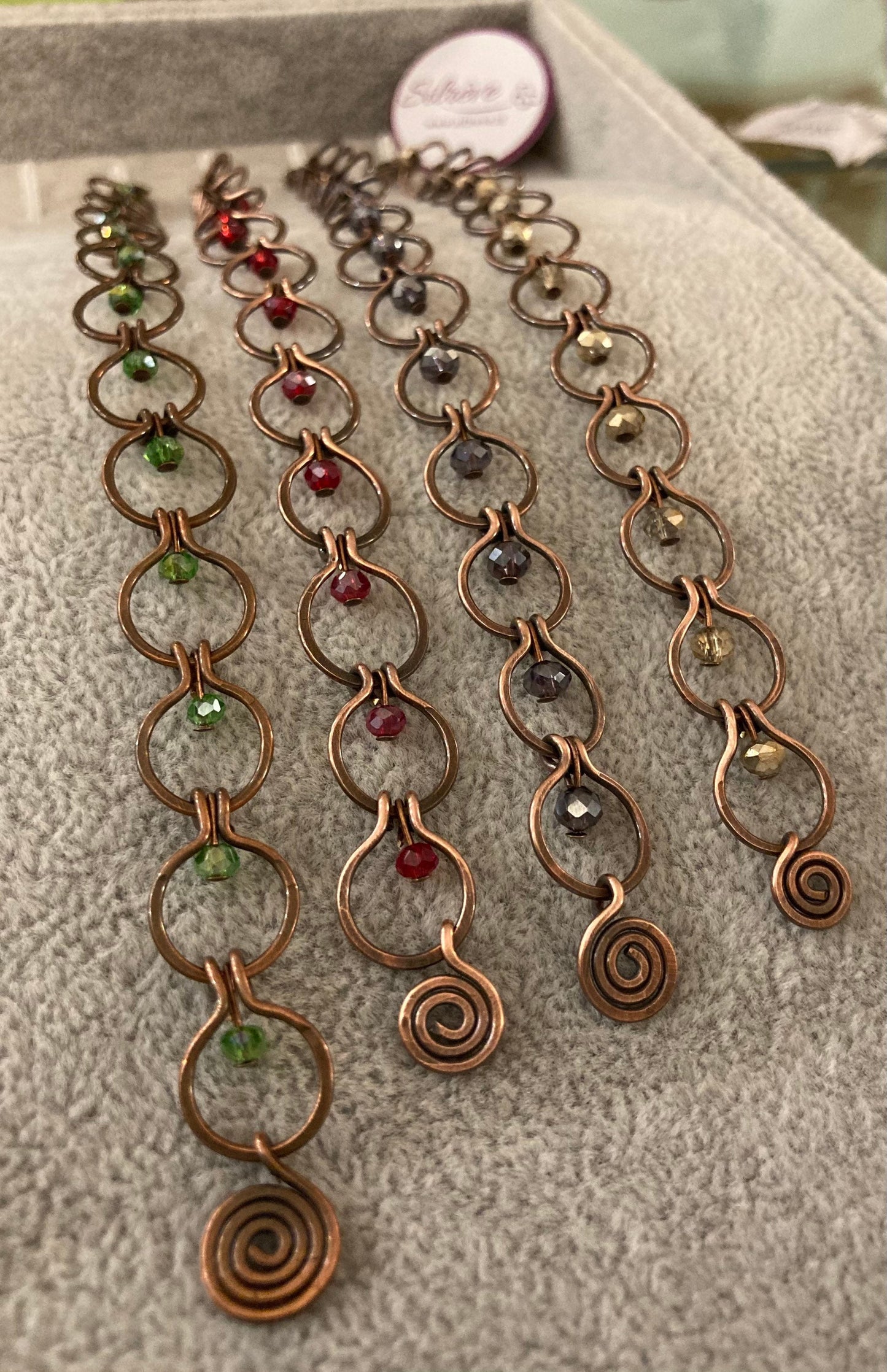 Braccialetto a catenella in rame martellato, anticato e impreziosito con piccoli cristalli. Maglie da 1,0 cm