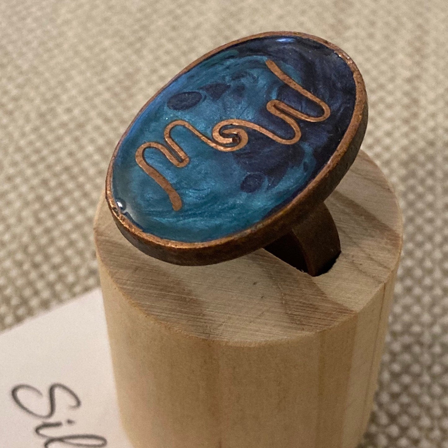 Anello ovale in rame da personalizzare; dipinto e vetrificato a mano. Struttura ovale in rame regolabile.