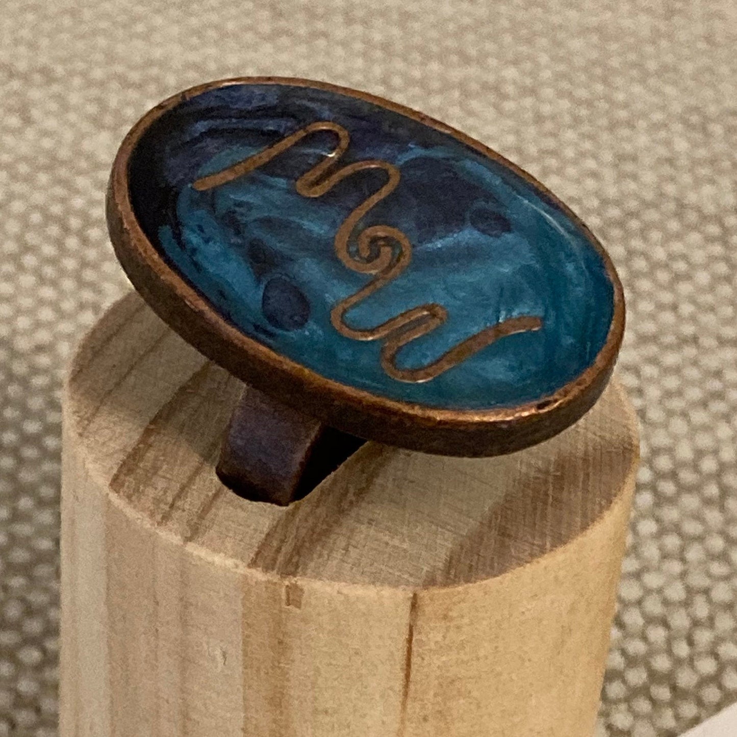 Anello ovale in rame da personalizzare; dipinto e vetrificato a mano. Struttura ovale in rame regolabile.