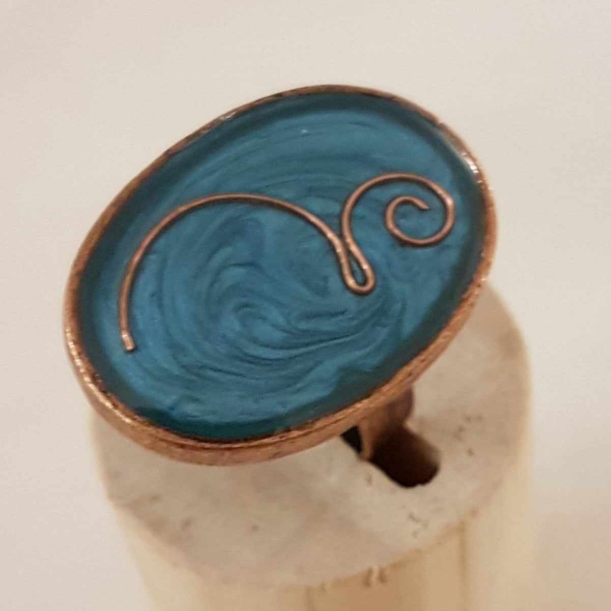 Anello ovale in rame da personalizzare; dipinto e vetrificato a mano. Struttura ovale in rame regolabile.