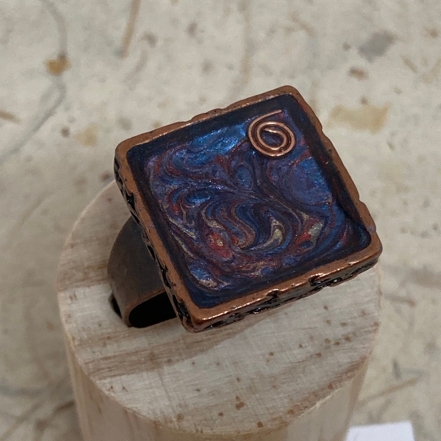 Anello quadrato in rame, regolabile, dipinto e vetrificato a mano