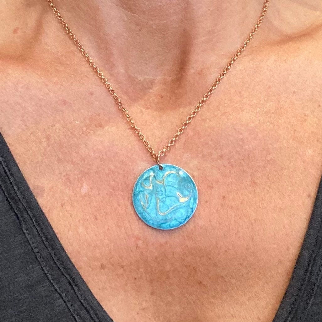 Collana girocollo in rame con ciondolo tondo dipinto e vetrificato a mano su ambo i lati.