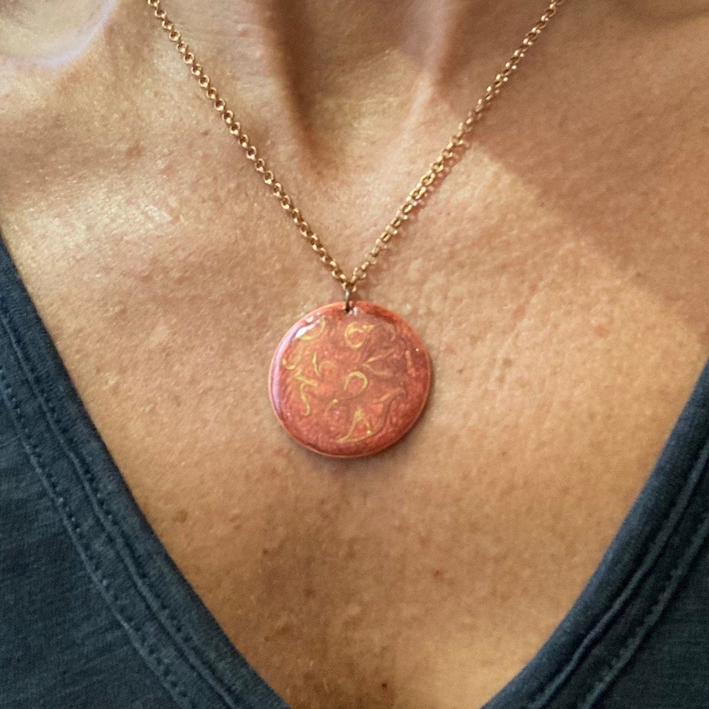 Collana girocollo in rame con ciondolo tondo dipinto e vetrificato a mano su ambo i lati.