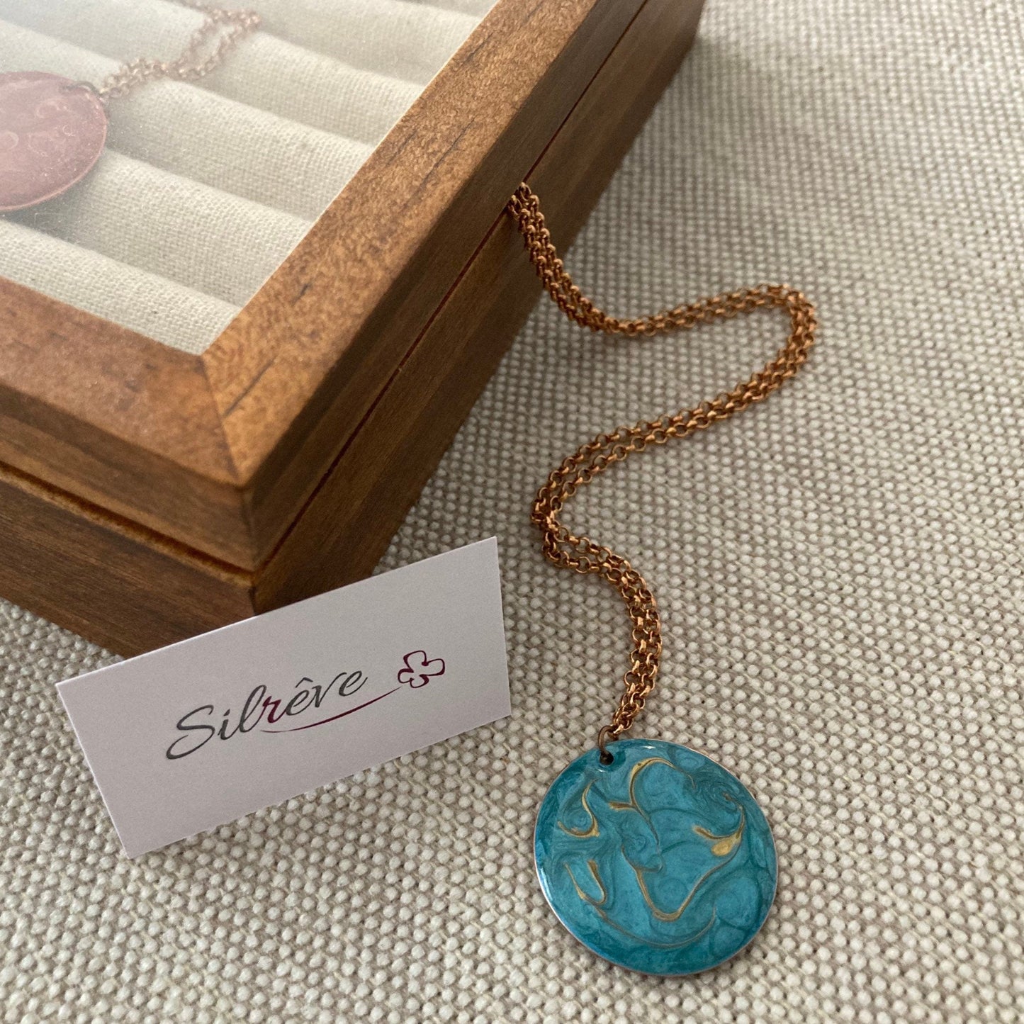 Collana girocollo in rame con ciondolo tondo dipinto e vetrificato a mano su ambo i lati.