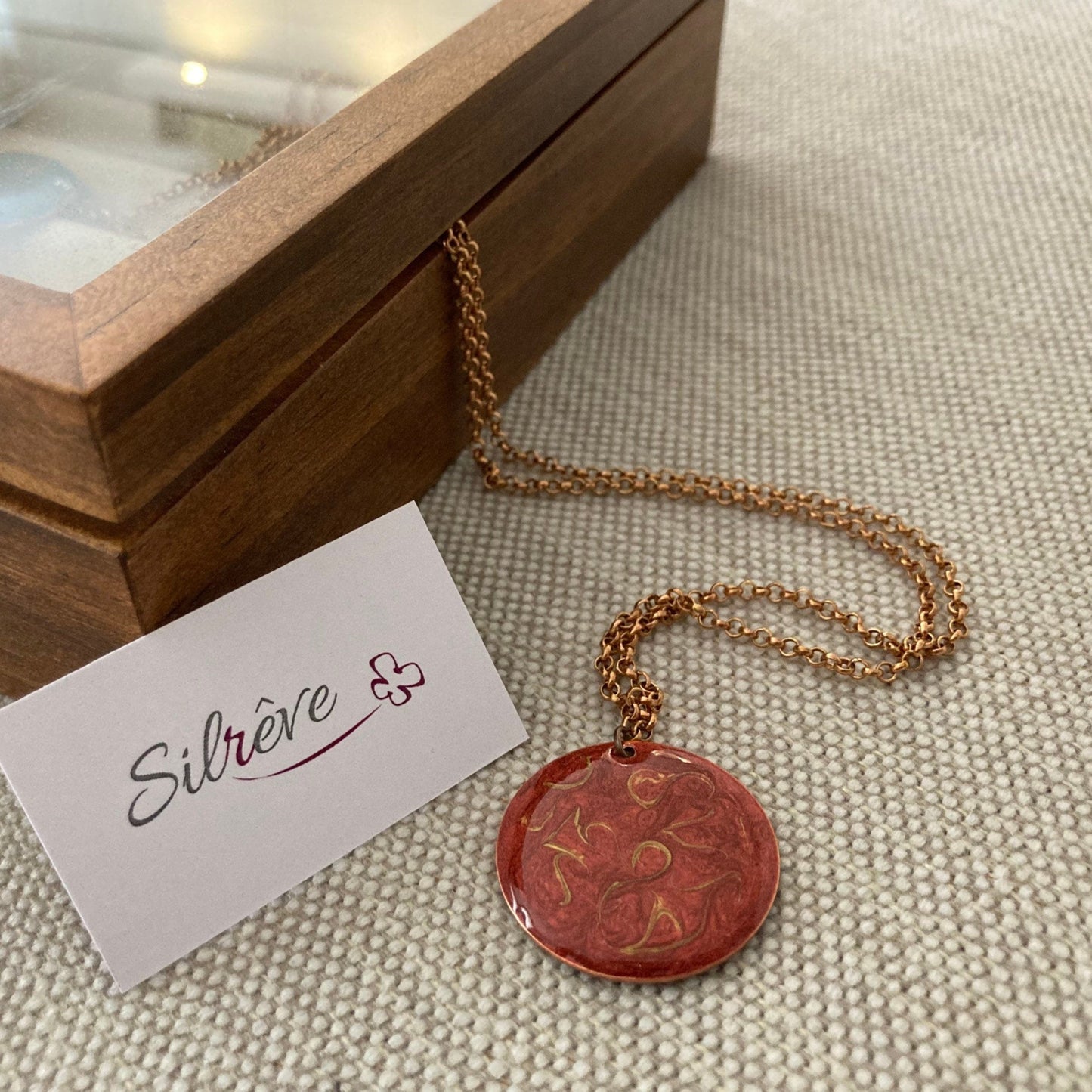 Collana girocollo in rame con ciondolo tondo dipinto e vetrificato a mano su ambo i lati.