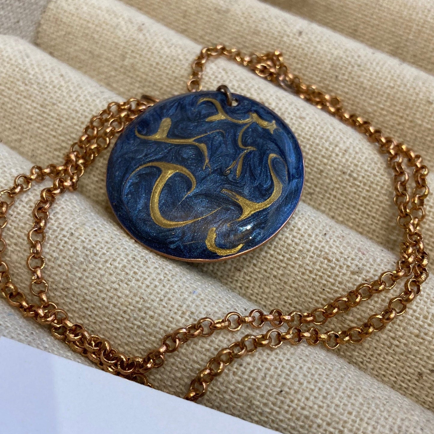 Collana girocollo in rame con ciondolo tondo dipinto e vetrificato a mano su ambo i lati.