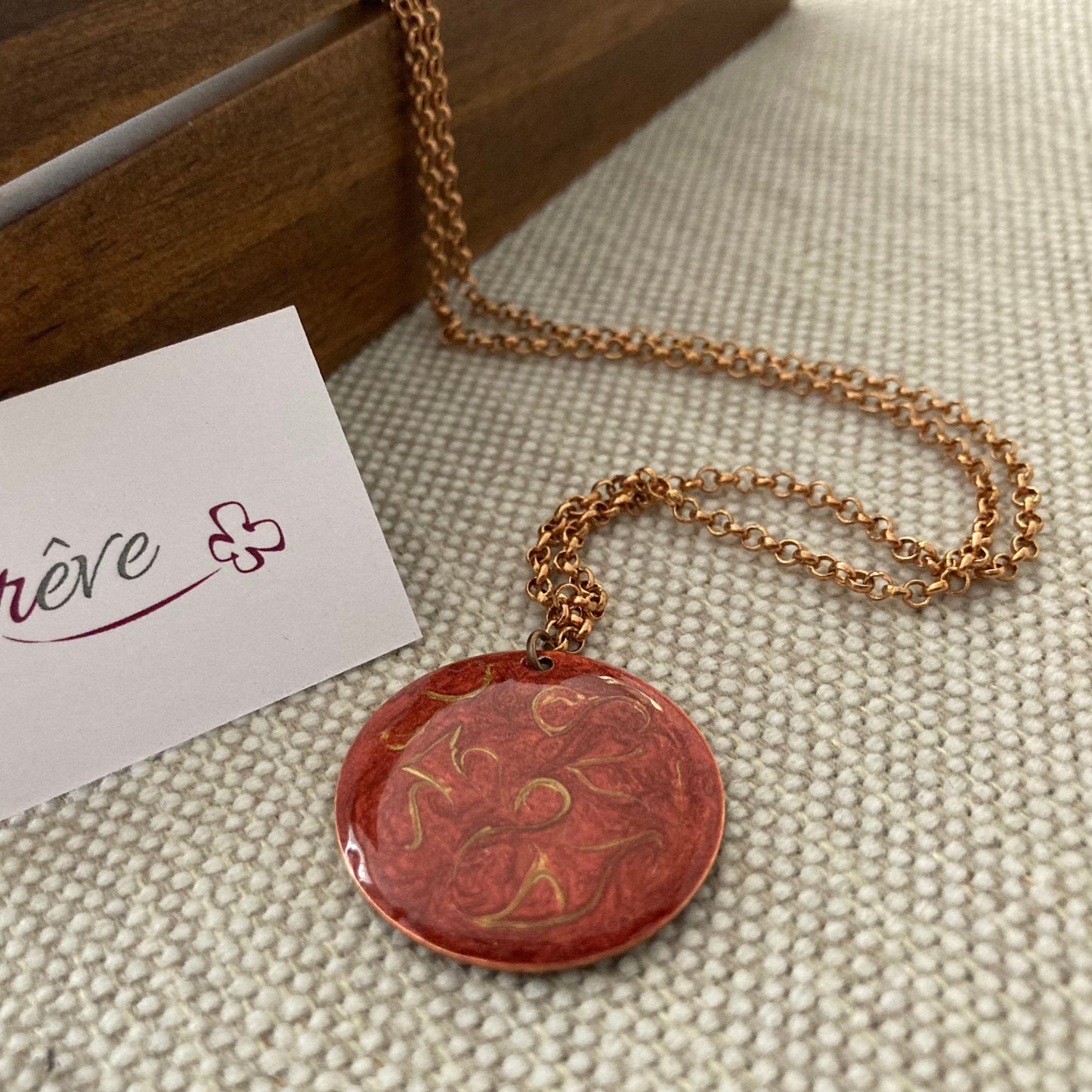 Collana girocollo in rame con ciondolo tondo dipinto e vetrificato a mano su ambo i lati.