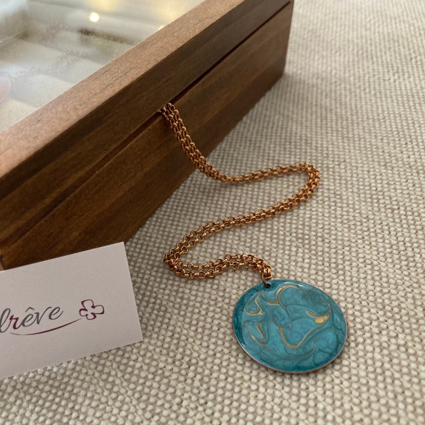Collana girocollo in rame con ciondolo tondo dipinto e vetrificato a mano su ambo i lati.