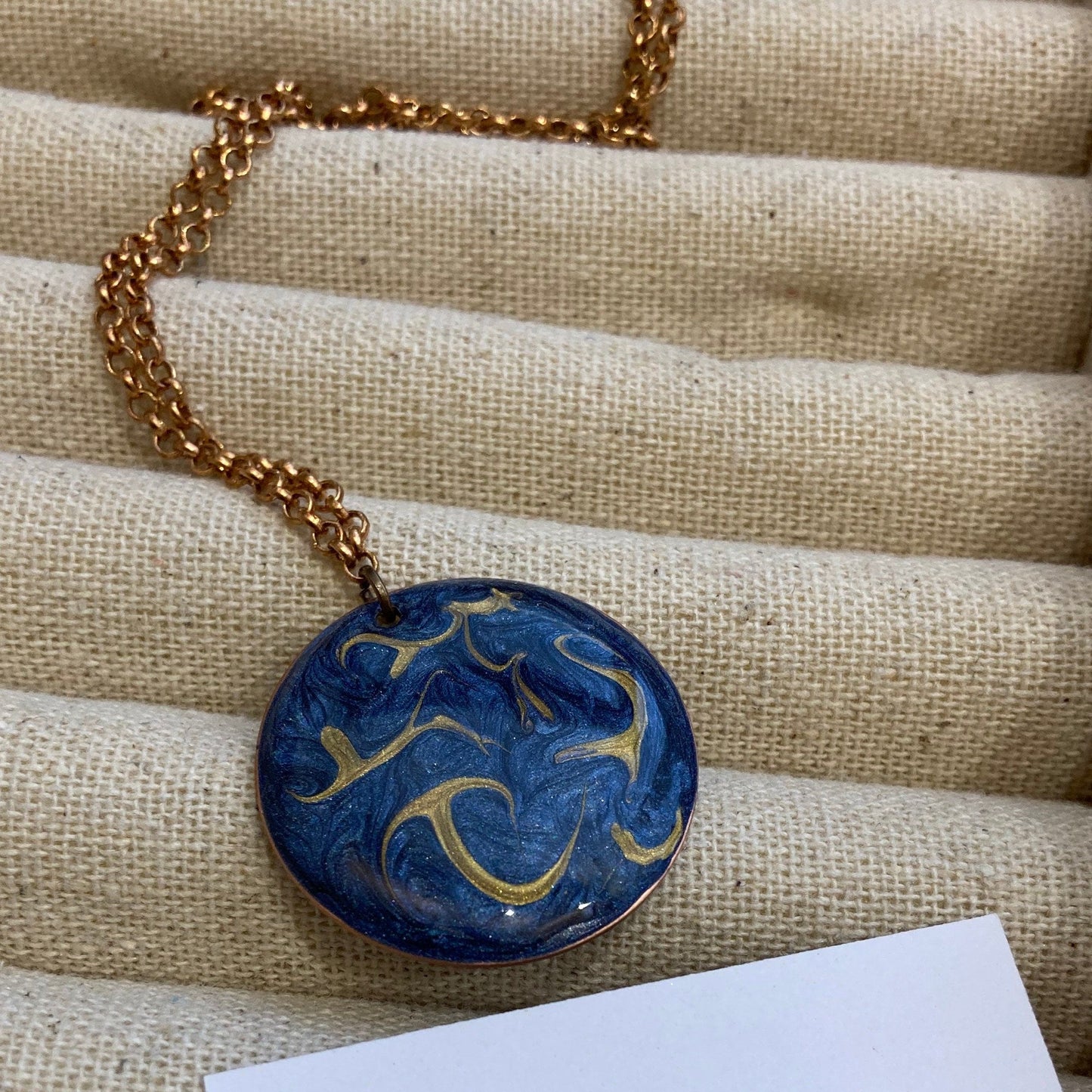 Collana girocollo in rame con ciondolo tondo dipinto e vetrificato a mano su ambo i lati.