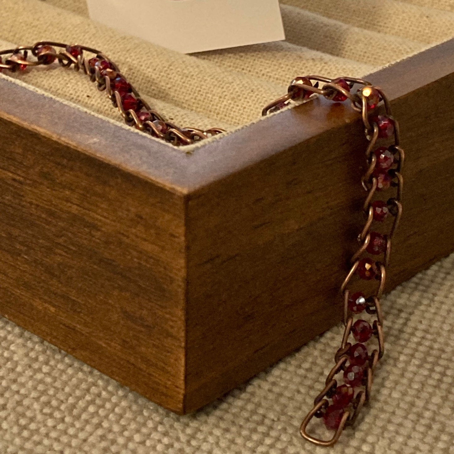 Bracciale in rame anticato, impreziosito con piccoli cristalli