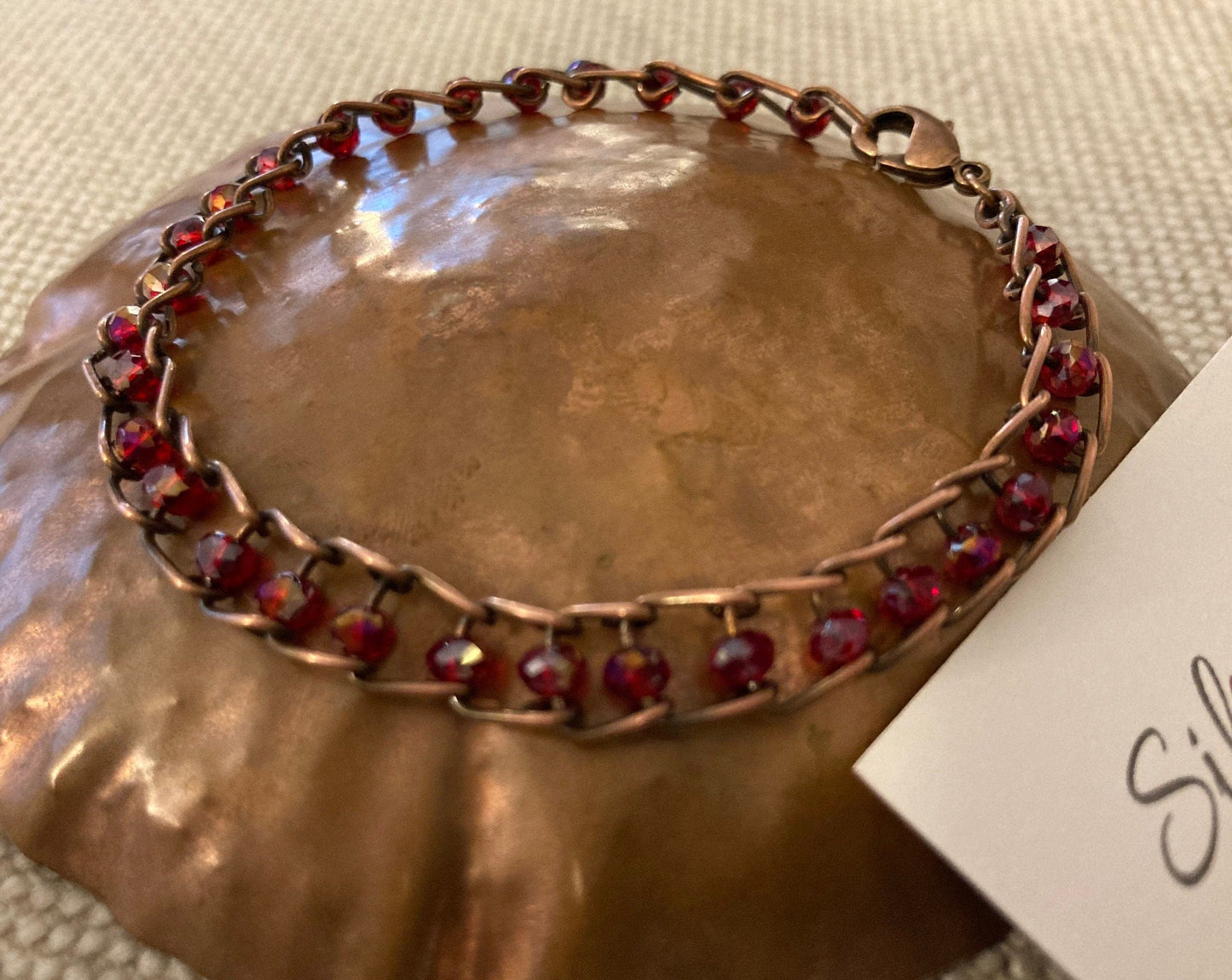 Bracciale in rame anticato, impreziosito con piccoli cristalli