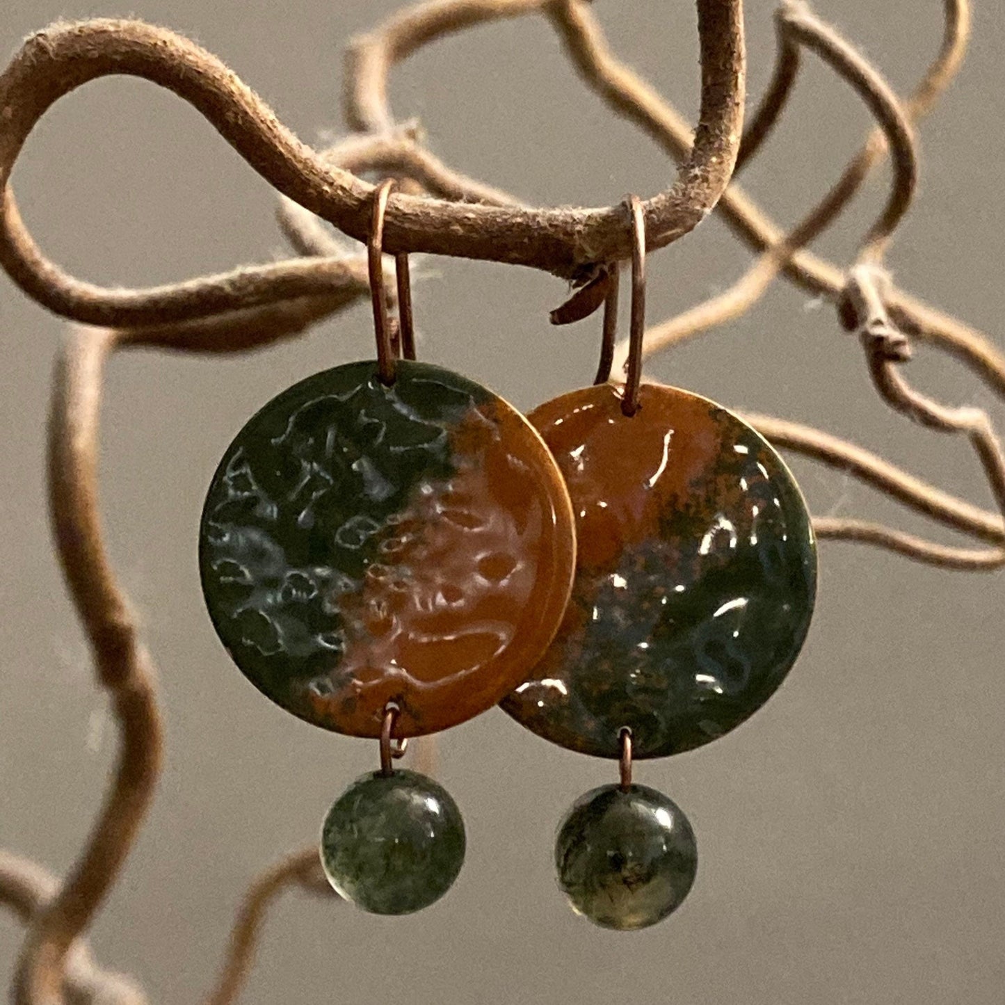 Orecchini in rame anticato, effetto martellato, impreziositi da pietra dura: agata verde. Color cognac/verde