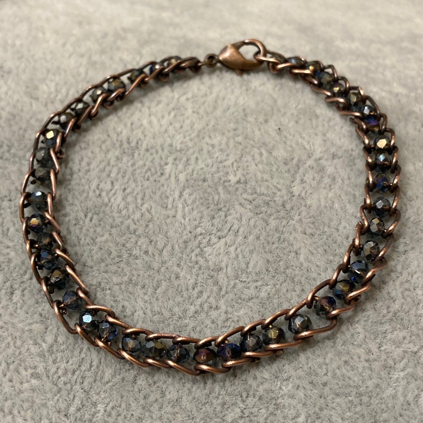 Bracciale in rame anticato, impreziosito con piccoli cristalli