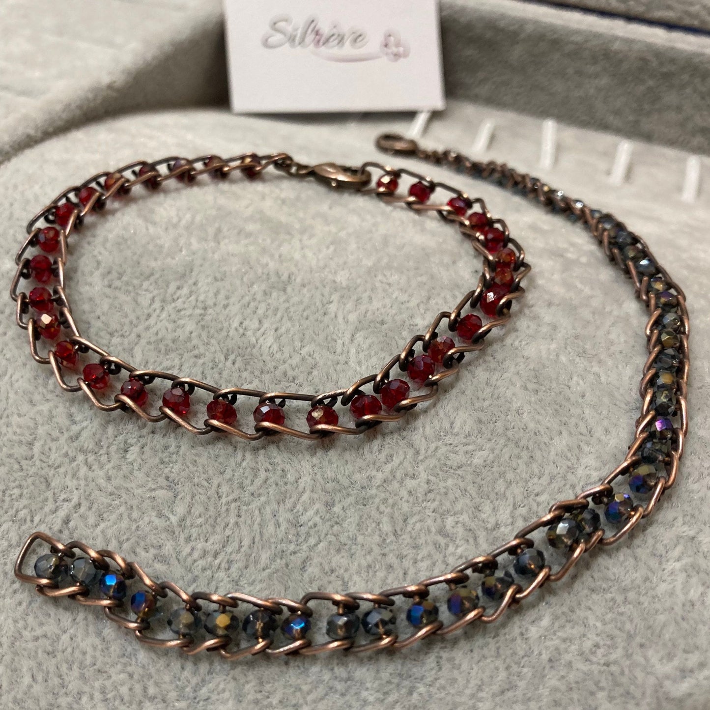 Bracciale in rame anticato, impreziosito con piccoli cristalli