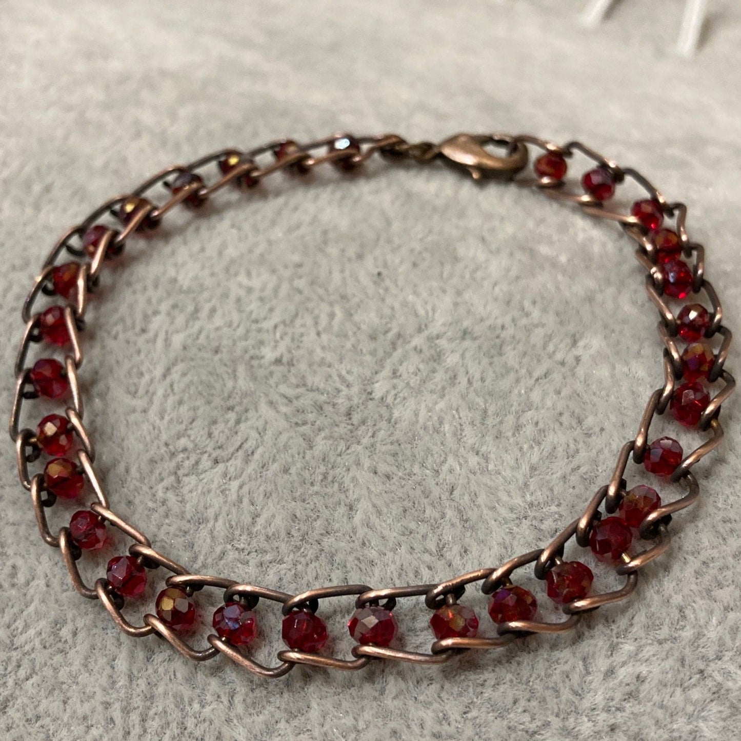 Bracciale in rame anticato, impreziosito con piccoli cristalli