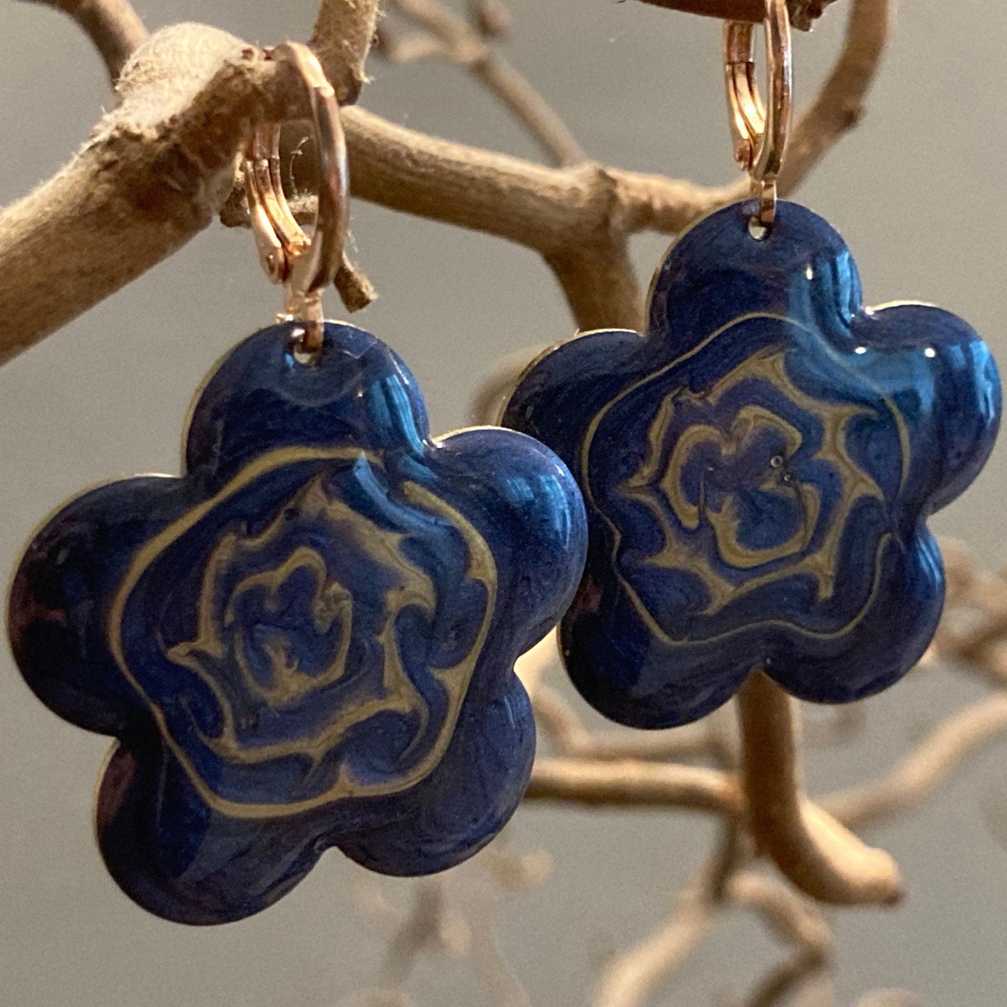 Orecchini pendenti in ottone dipinti e vetrificati a mano (fiore large)
