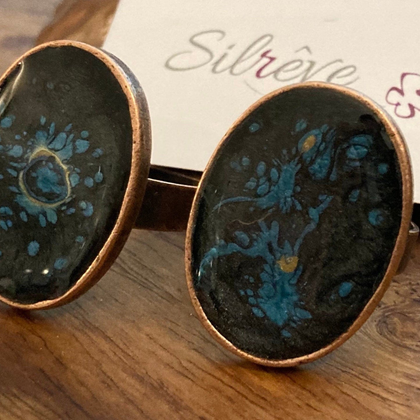 Anello ovale in rame, regolabile, dipinto e vetrificato a mano