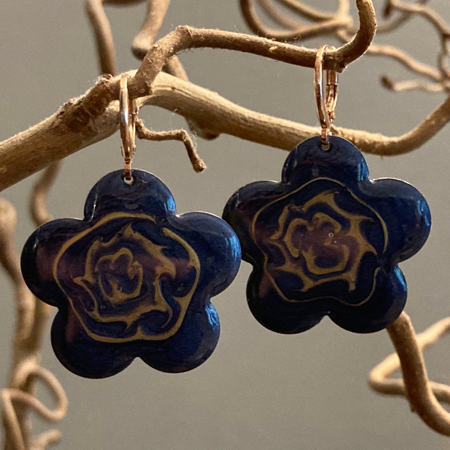 Orecchini pendenti in ottone dipinti e vetrificati a mano (fiore large)