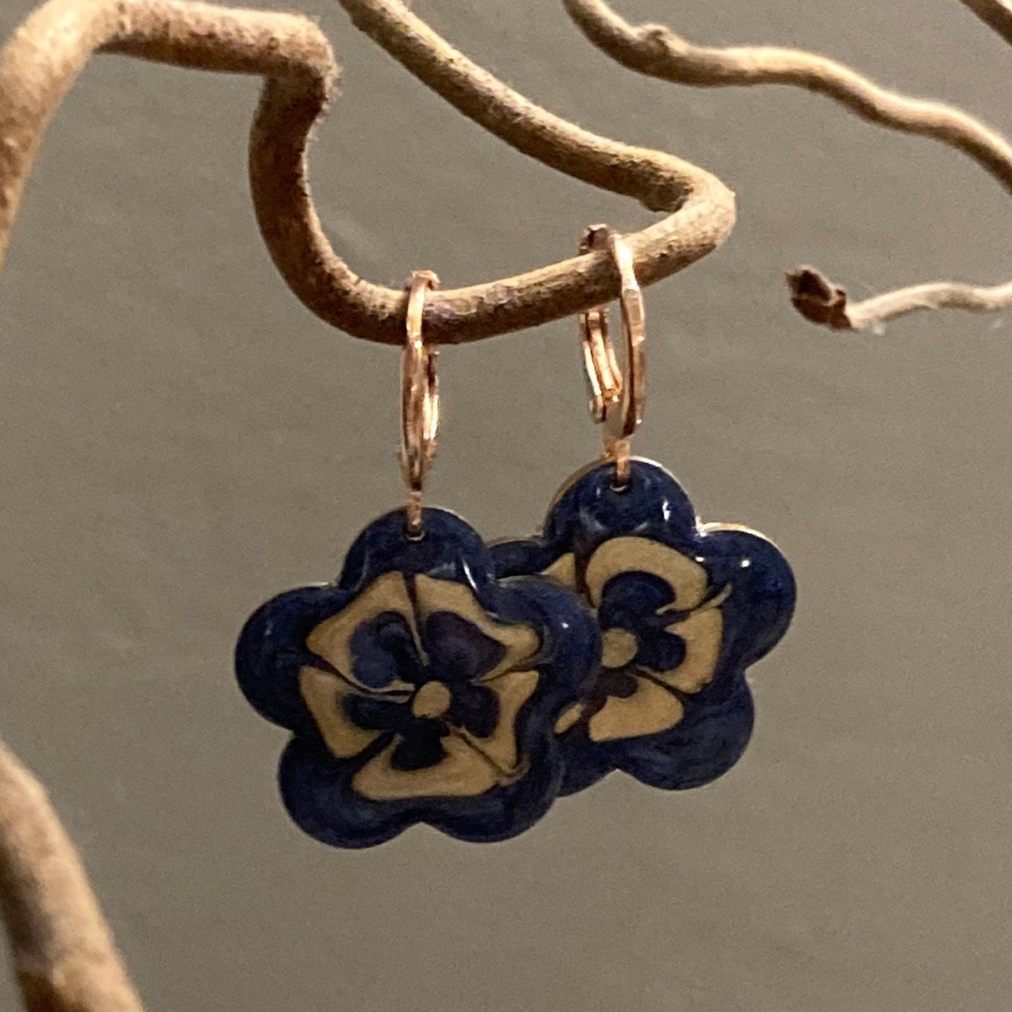 Orecchini pendenti in ottone, a fiore