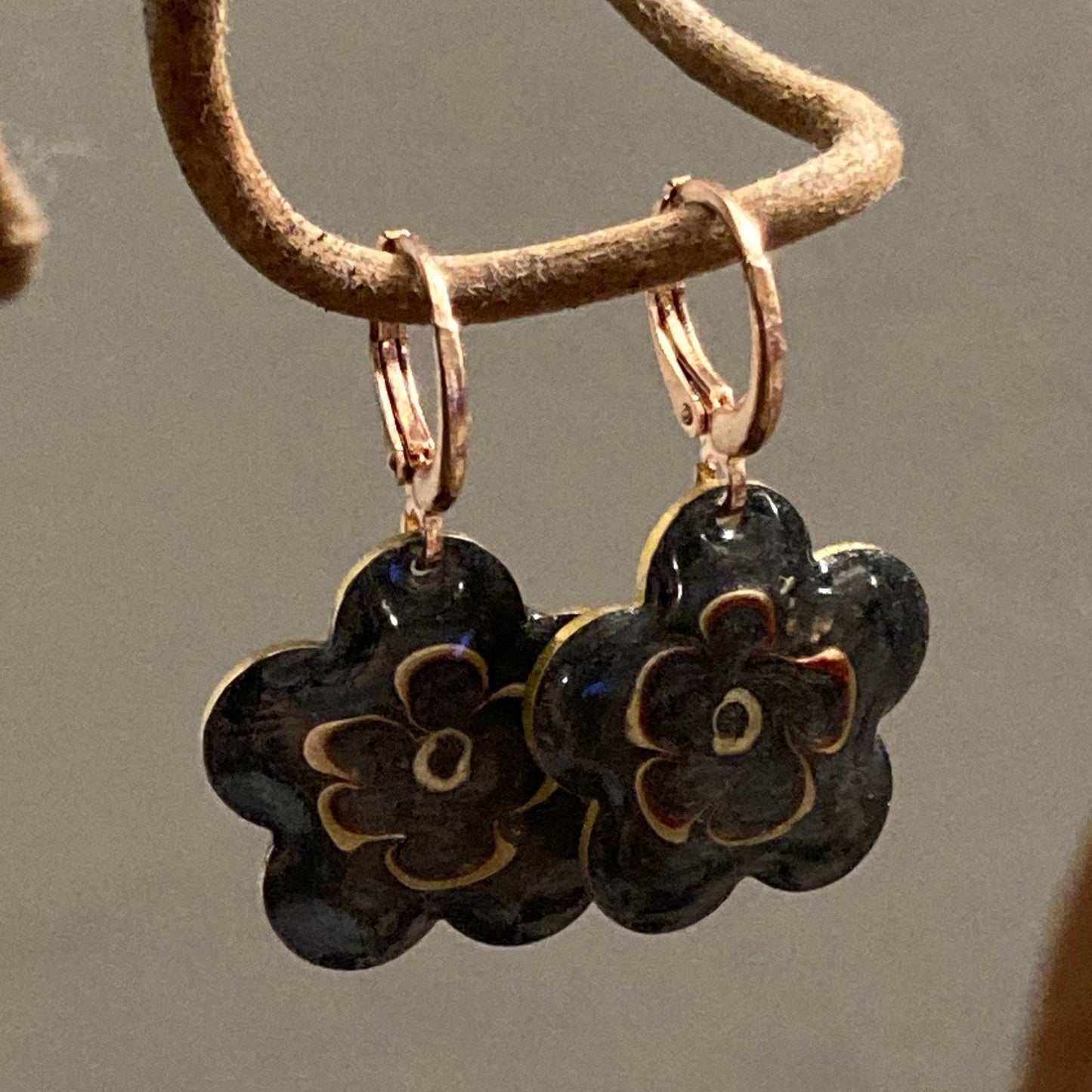 Orecchini pendenti in ottone, a fiore