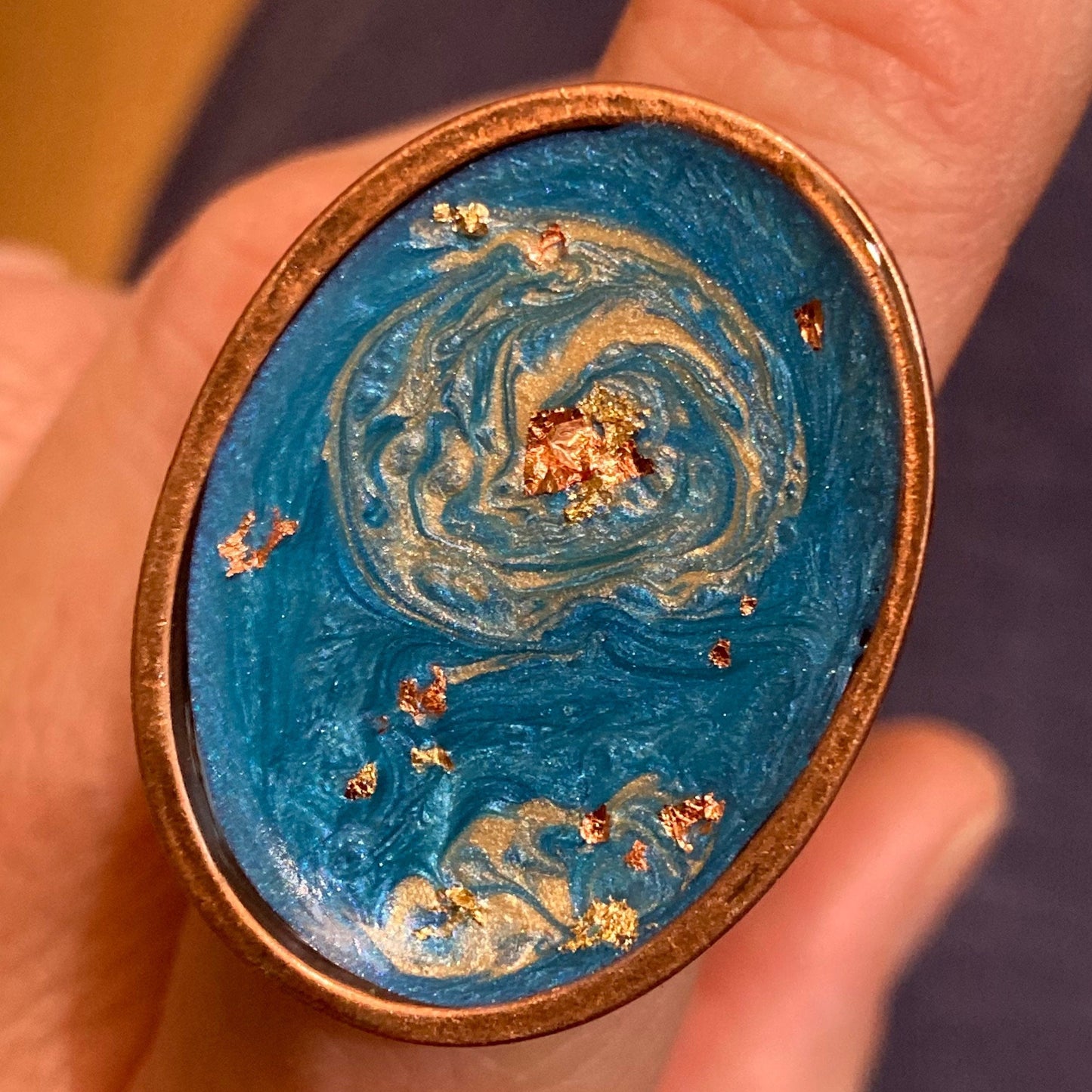 Anello ovale in rame, regolabile, dipinto e vetrificato a mano