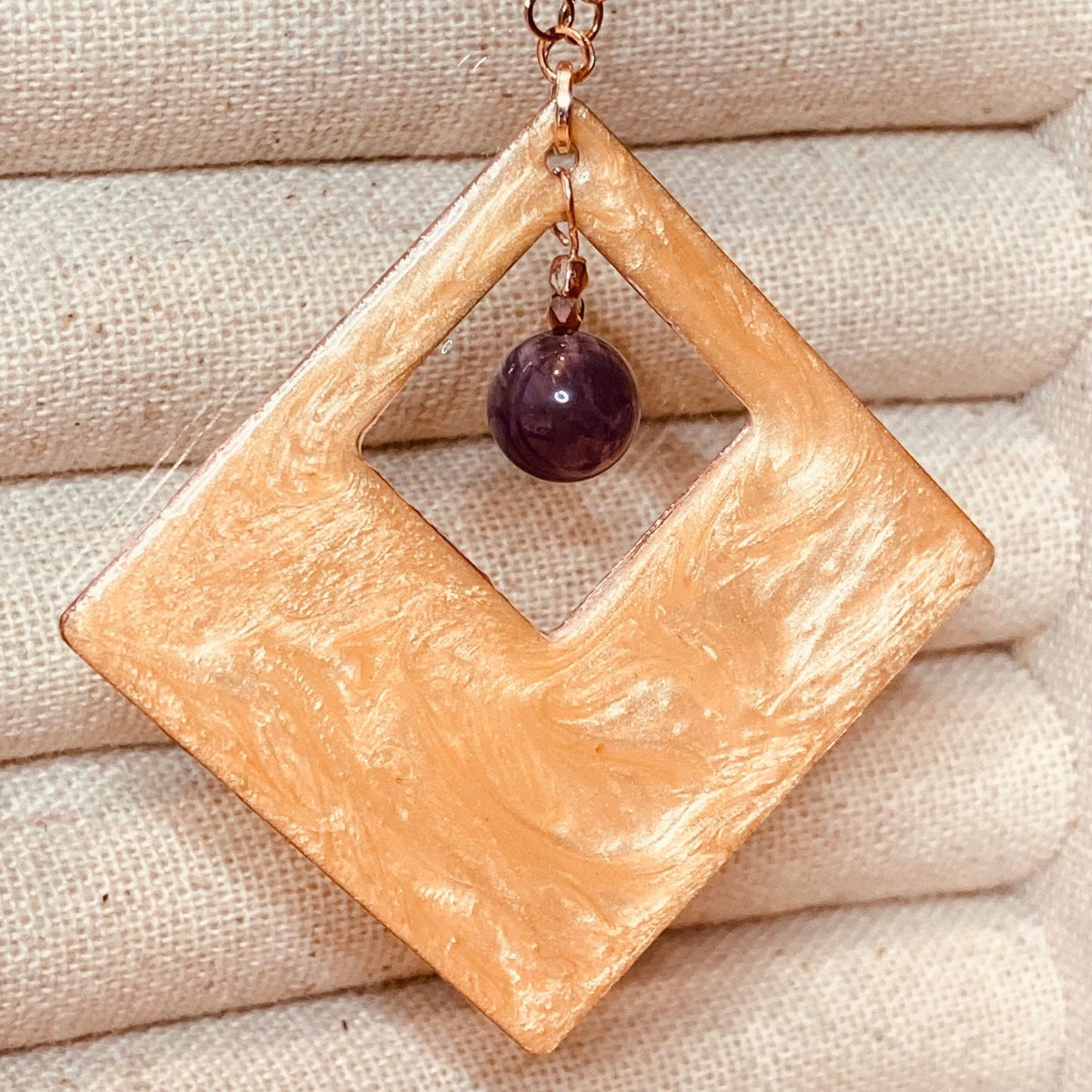 Collana in rame con ciondolo quadrato, impreziosito con perla di ametista.