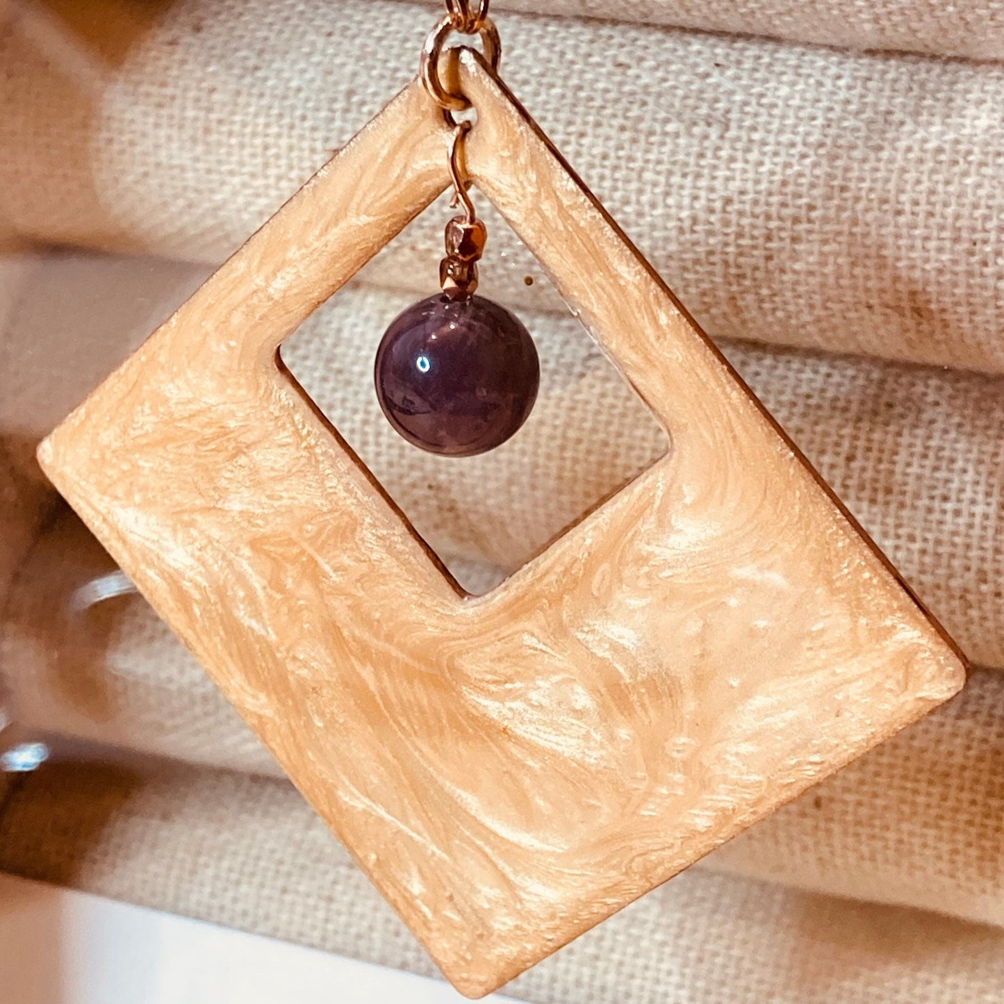 Collana in rame con ciondolo quadrato, impreziosito con perla di ametista.