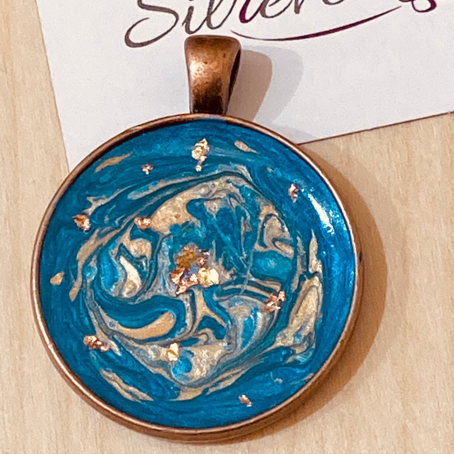 Collana in rame con ciondolo tondo, dipinto e vetrificato a mano.