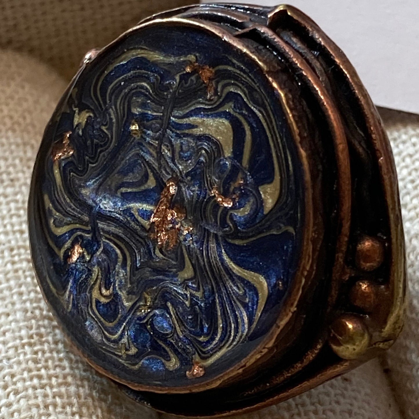 Anello tondo in rame rosso, regolabile, dipinto e vetrificato a mano