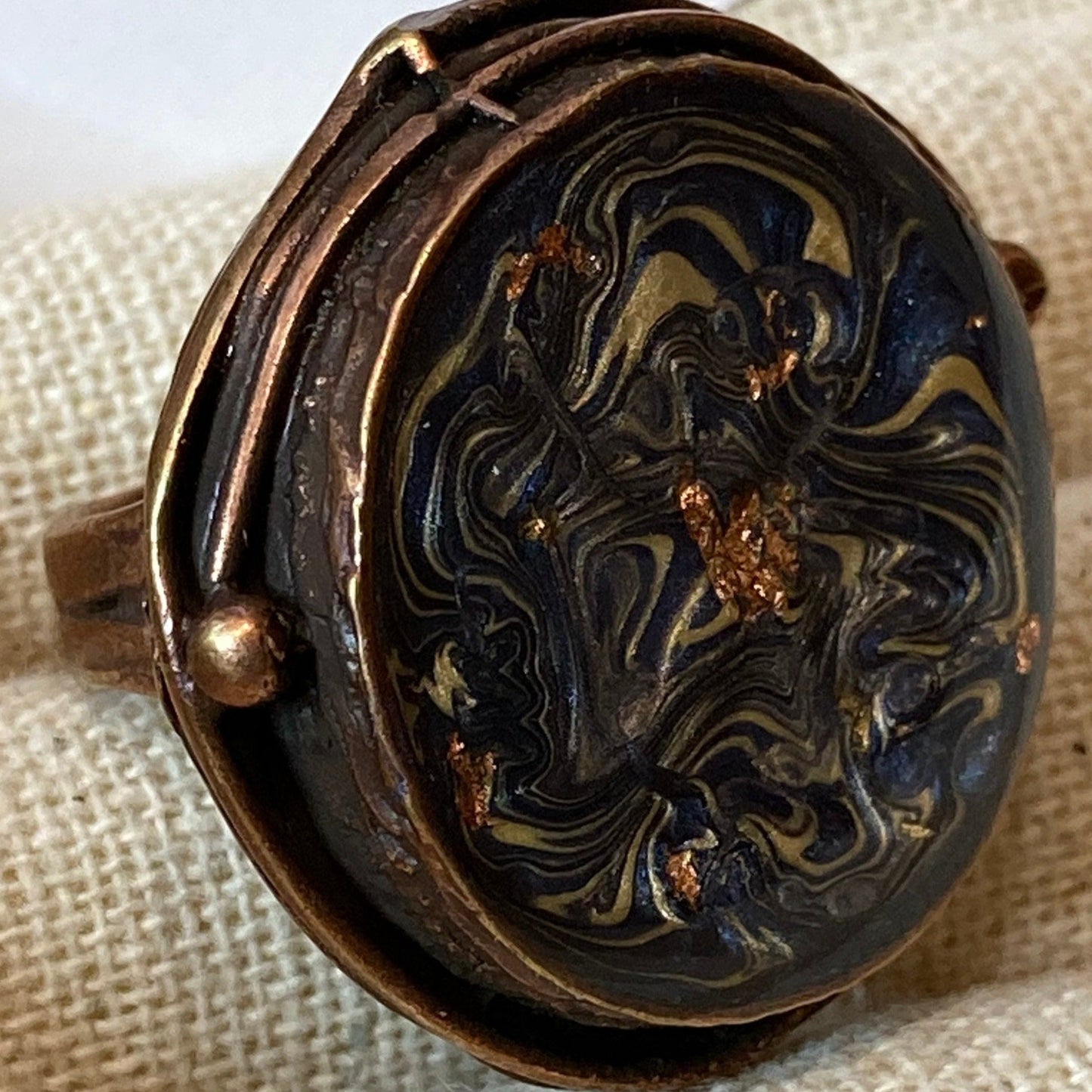 Anello tondo in rame rosso, regolabile, dipinto e vetrificato a mano