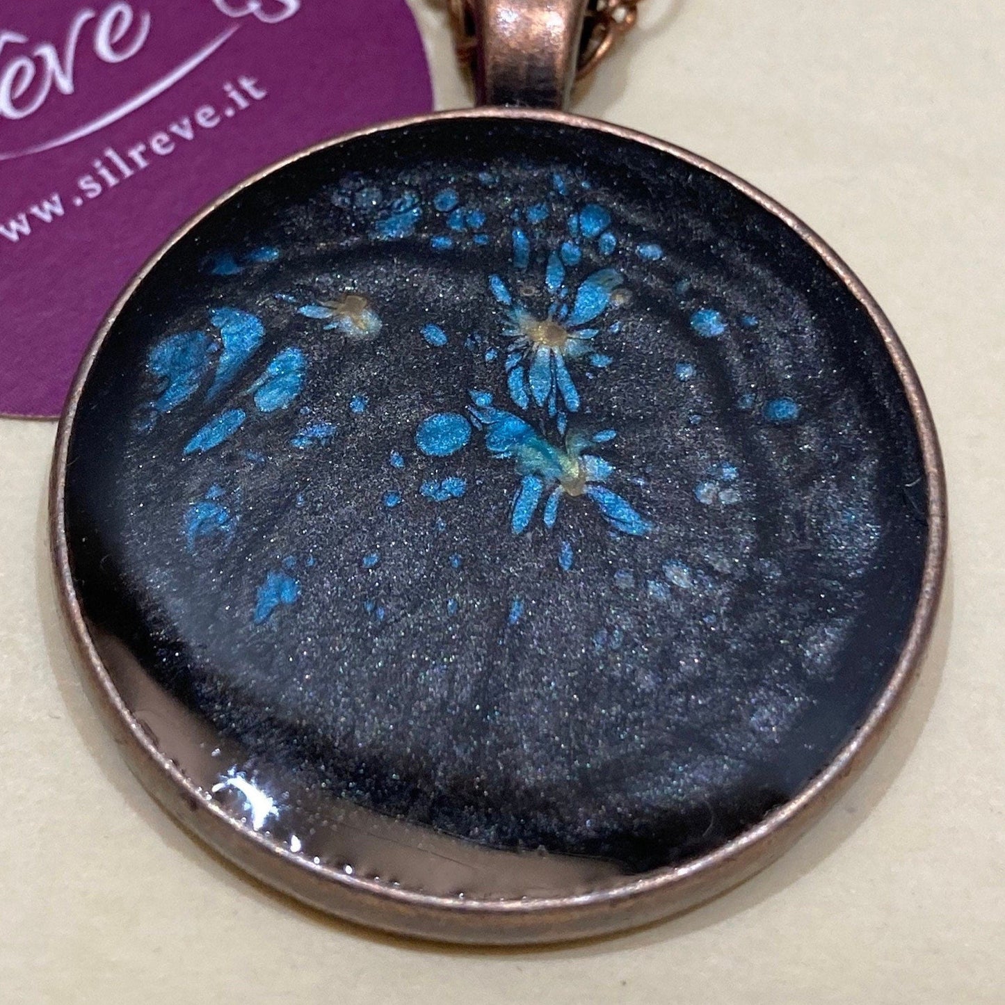 Collana in rame con ciondolo tondo, dipinto e vetrificato a mano.