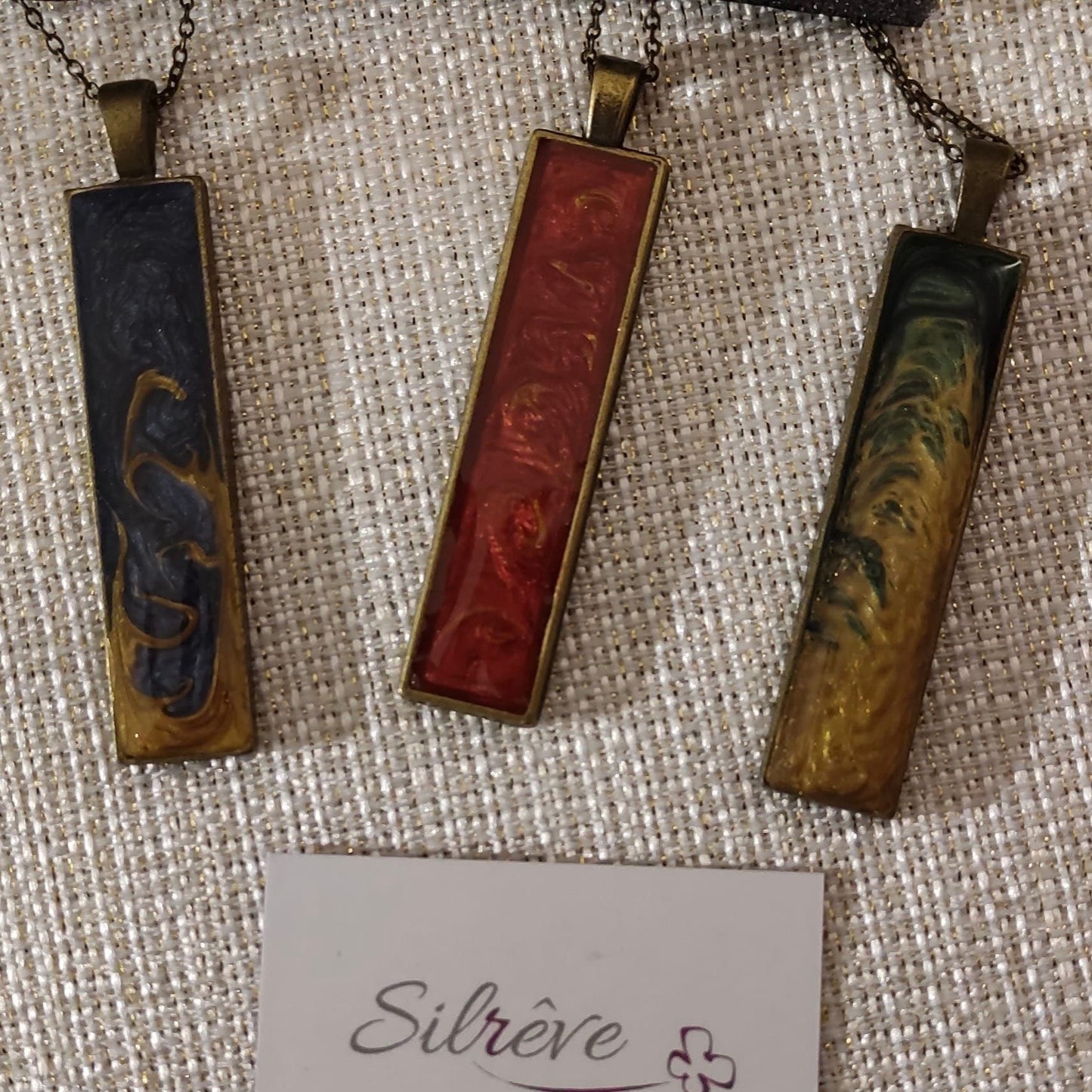 Collana in bronzo con ciondolo rettangolare dipinto e vetrificato a mano.