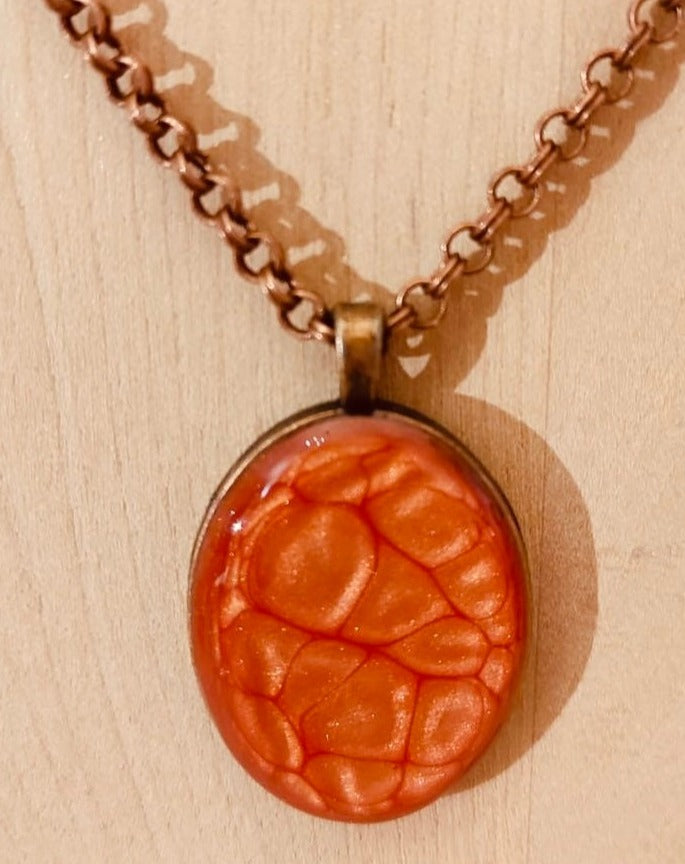 Collana in rame con ciondolo ovale dipinto e vetrificato a mano.