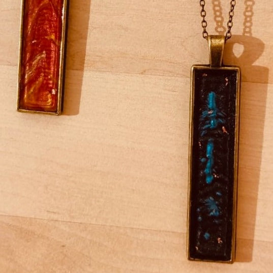 Collana in bronzo con ciondolo rettangolare dipinto e vetrificato a mano.