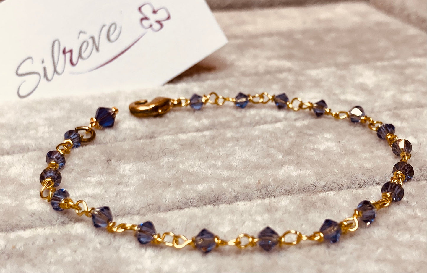 Braccialetto in ottone impreziosito con piccoli cristalli colorati.