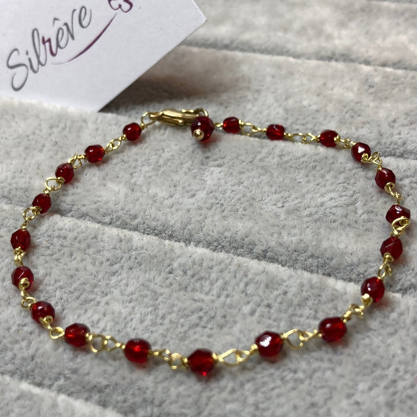 Braccialetto in ottone impreziosito con piccoli cristalli colorati.