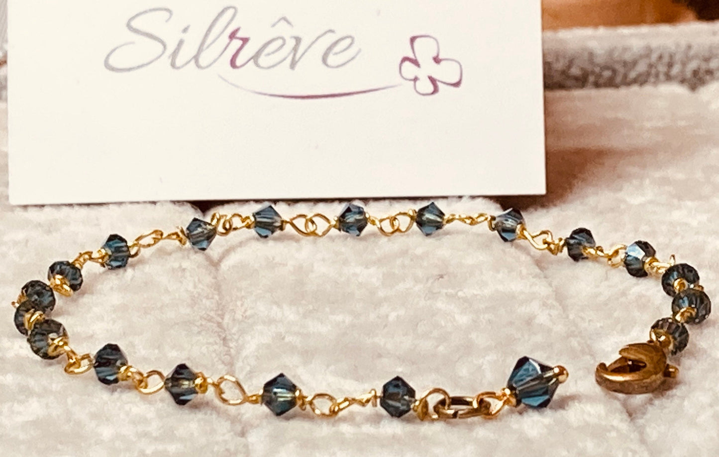 Braccialetto in ottone impreziosito con piccoli cristalli colorati.
