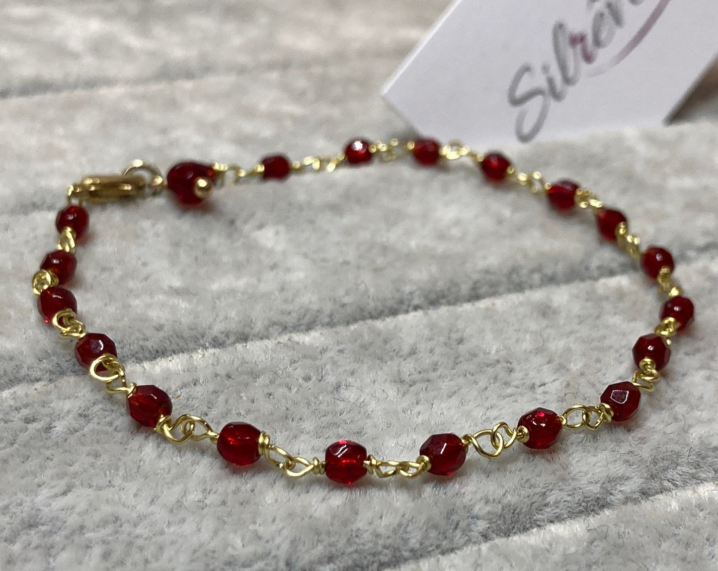 Braccialetto in ottone impreziosito con piccoli cristalli colorati.