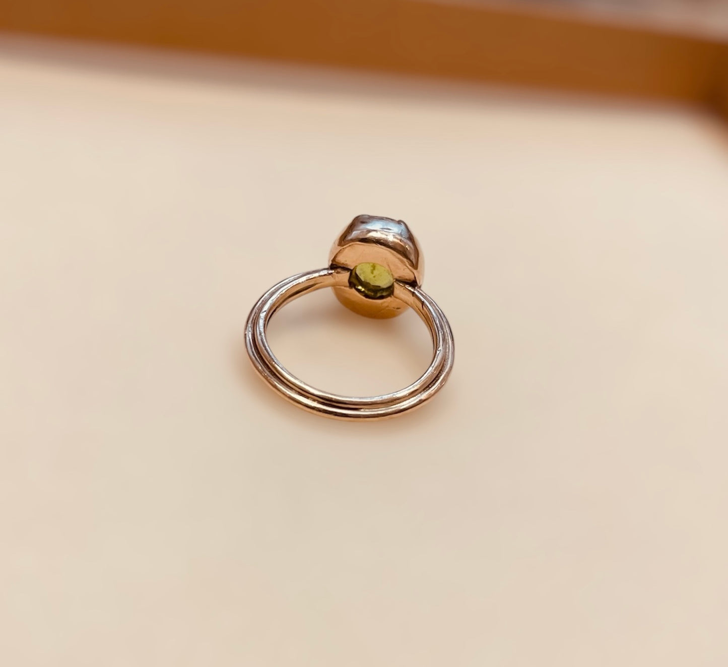 Anello in bronzo, castone con 'Peridoto'