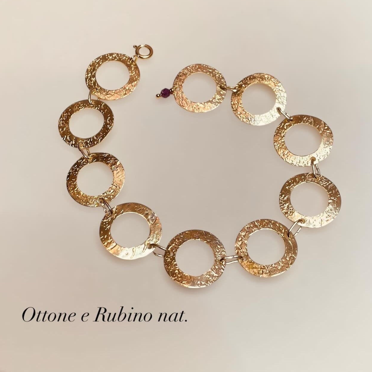 Bracciale in ottone impreziosito da pietra preziosa; eleganza Artigianale e Versatilità