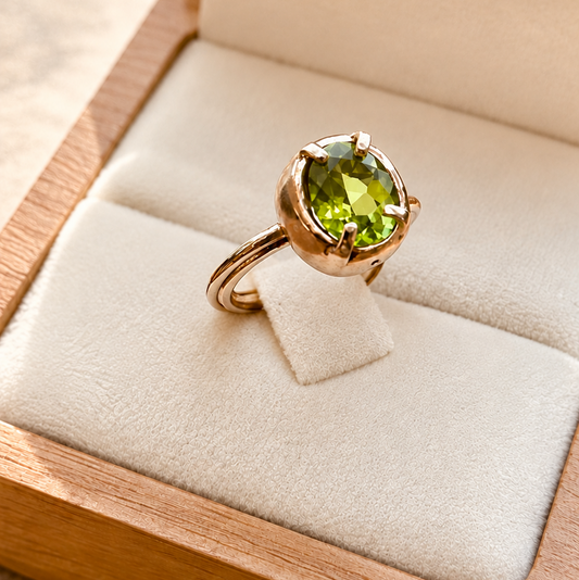 Anello in bronzo personalizzato con gemma di 'Peridoto'